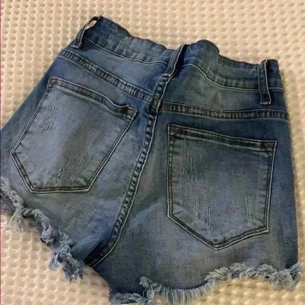 Shorts - Picture 3 of 3